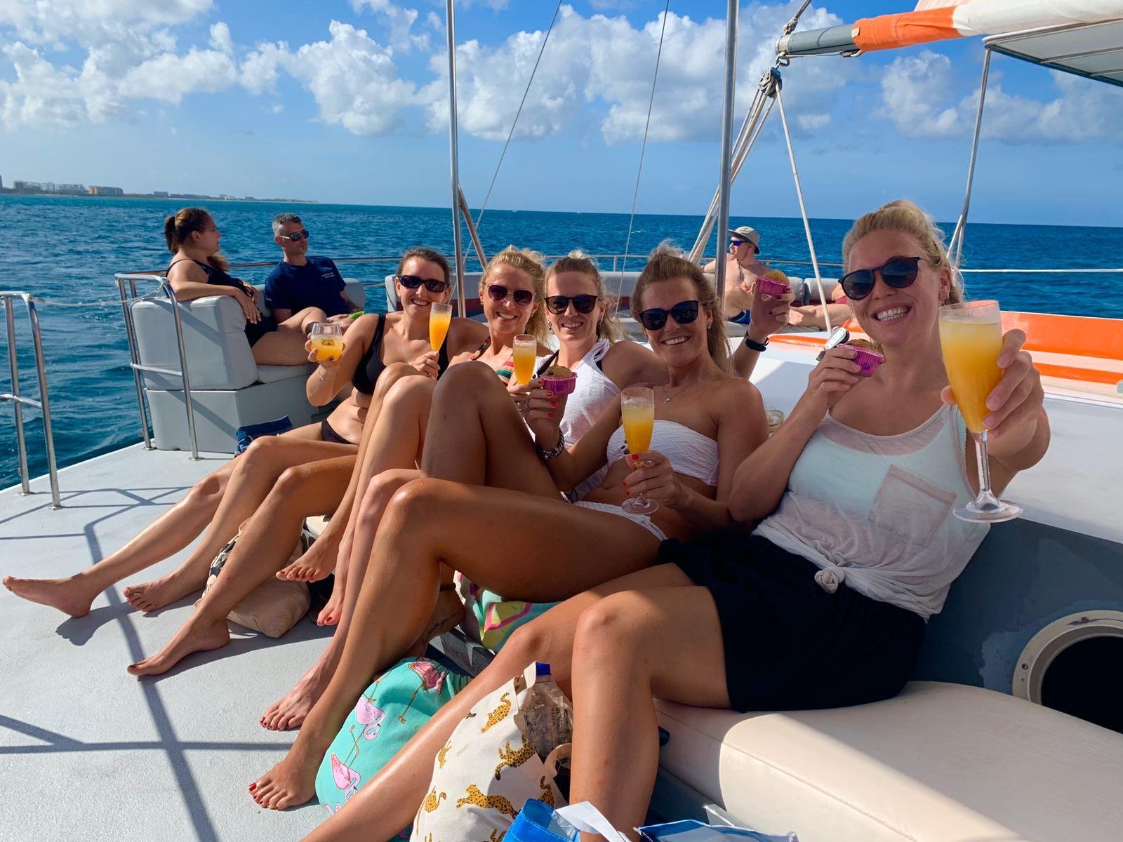 Noord: Morning Catamaran Tour with Snorkeling, Food & Drinks
